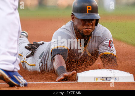 Kansas City, MO, Stati Uniti d'America. 21 Luglio, 2015. Starling Marte #6 della Pittsburgh Pirates scorre in modo sicuro in terza nel secondo inning durante la MLB gioco tra il Pittsburg pirati e il Kansas City Royals presso Kauffman Stadium di Kansas City, MO. Kyle Rivas/CSM/Alamy Live News Foto Stock