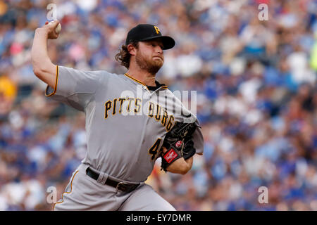 Kansas City, MO, Stati Uniti d'America. 21 Luglio, 2015. Gregorio Polanco #25 della Pittsburgh Pirates piazzole nel primo inning durante la MLB gioco tra il Pittsburg pirati e il Kansas City Royals presso Kauffman Stadium di Kansas City, MO. Kyle Rivas/CSM/Alamy Live News Foto Stock