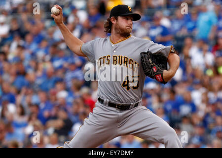 Kansas City, MO, Stati Uniti d'America. 21 Luglio, 2015. Gregorio Polanco #25 della Pittsburgh Pirates piazzole nel primo inning durante la MLB gioco tra il Pittsburg pirati e il Kansas City Royals presso Kauffman Stadium di Kansas City, MO. Kyle Rivas/CSM/Alamy Live News Foto Stock