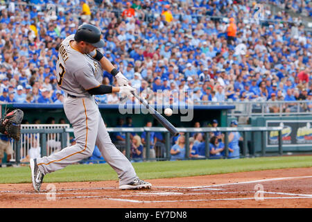 Kansas City, MO, Stati Uniti d'America. 21 Luglio, 2015. Brent Morel #53 dei pirati di Pittsburgh si collega con un passo nel secondo inning durante la MLB gioco tra il Pittsburg pirati e il Kansas City Royals presso Kauffman Stadium di Kansas City, MO. Kyle Rivas/CSM/Alamy Live News Foto Stock