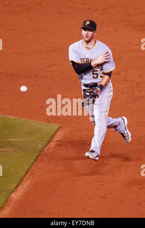 Kansas City, MO, Stati Uniti d'America. 21 Luglio, 2015. Brent Morel #53 della Pittsburgh Pirates getta al primo nell'ottavo inning durante la MLB gioco tra il Pittsburg pirati e il Kansas City Royals presso Kauffman Stadium di Kansas City, MO. Kyle Rivas/CSM/Alamy Live News Foto Stock