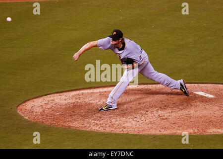 Kansas City, MO, Stati Uniti d'America. 21 Luglio, 2015. Gerrit Cole #45 della Pittsburgh Pirates piazzole in ottavo inning durante la MLB gioco tra il Pittsburg pirati e il Kansas City Royals presso Kauffman Stadium di Kansas City, MO. Kyle Rivas/CSM/Alamy Live News Foto Stock