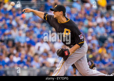 Kansas City, MO, Stati Uniti d'America. 22 Luglio, 2015. Charlie Morton #50 della Pittsburgh Pirates piazzole nel primo inning durante la MLB gioco tra il Pittsburg pirati e il Kansas City Royals presso Kauffman Stadium di Kansas City, MO. Kyle Rivas/CSM/Alamy Live News Foto Stock