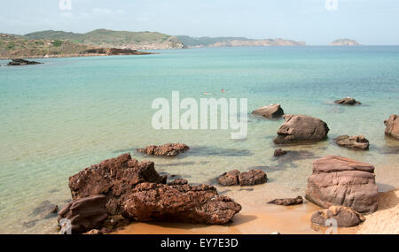 Due turisti di nuoto in basse acque cristalline off Cavalleria beach sull'isola di Minorca spagna Foto Stock