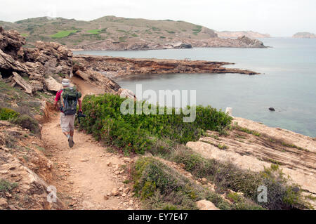 Un escursionista passeggiate lungo uno sperone nord del sentiero costiero di Cami de Cavalls bridal trail sull isola di Minorca spagna Foto Stock