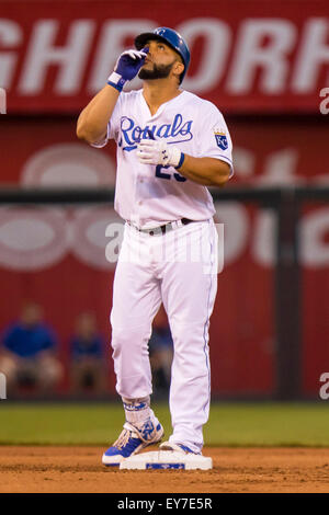 Kansas City, MO, Stati Uniti d'America. 22 Luglio, 2015. Kendrys Morales #25 dei Kansas City Royals celebra dopo aver colpito un doppio nel quarto inning durante la MLB gioco tra il Pittsburg pirati e il Kansas City Royals presso Kauffman Stadium di Kansas City, MO. Kyle Rivas/CSM/Alamy Live News Foto Stock