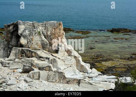 Rocce di marmo bianco su Thassos Island, Grecia Foto Stock