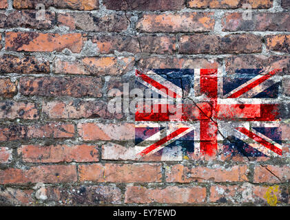 Declino e caduta. Union Jack Flag, strappati sulla parete. Foto Stock