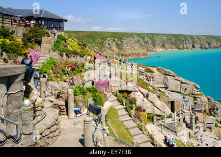 Il Teatro Minack affacciato sul mare al Porthcurno vicino a Penzance, Cornwall, Regno Unito Foto Stock