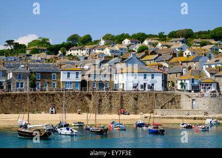 Il vecchio villaggio di pescatori di Mousehole e Harbour, West Cornwall, England, Regno Unito Foto Stock