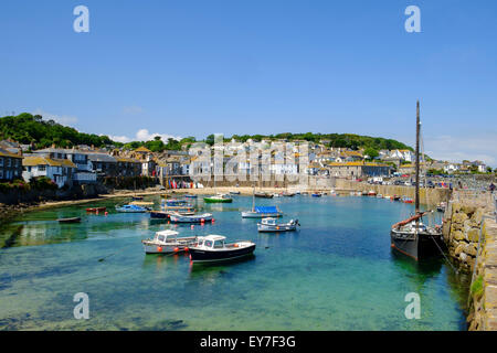 Mousehole Cornwall, vecchio villaggio di pescatori e porto, West Cornwall, England, Regno Unito Foto Stock