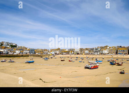 Spiaggia del porto di St Ives e barche da pesca durante la bassa marea in estate, Cornovaglia, Regno Unito Foto Stock