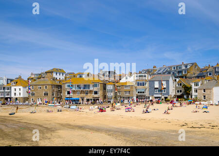 St Ives, Cornovaglia con la gente a prendere il sole sulla spiaggia in estate Foto Stock