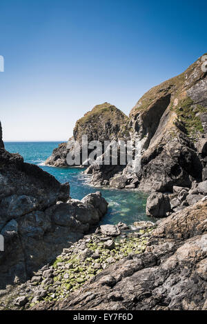 Rocce e capezzagna a Mullion Cove, penisola di Lizard, Cornwall, Regno Unito Foto Stock