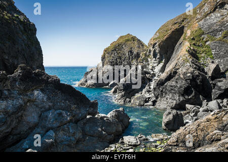 Cornwall coast - Rocce e capezzagna a Mullion Cove, penisola di Lizard, Cornwall, Regno Unito Foto Stock