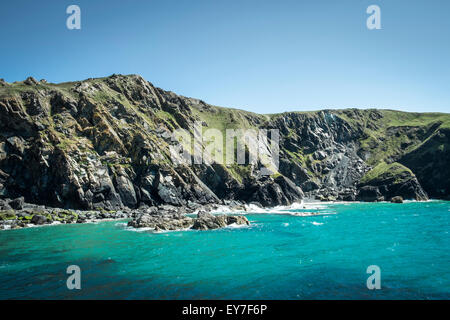 Fine campo e scogliere a Mullion Cove, penisola di Lizard, Cornwall, Regno Unito Foto Stock
