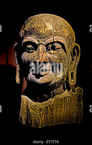 Testa di legno Kasyapa dinastia Tang (ad 618-690 e 705-907) del Buddismo al Museo di Shanghai di Antica Arte Cinese Cina ( Kassapa Buddha Buddhavamsa Kāśyapa ) Foto Stock