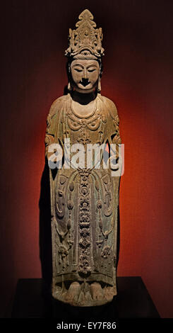 Bodhisattva Avalokitesvara stone sui dinastia (ANNUNCIO 581-618 ) al Museo di Shanghai di Antica Arte Cinese Cina ( Avalokiteśvara è un bodhisattva che incarna la compassione di tutti i Buddha ) Foto Stock