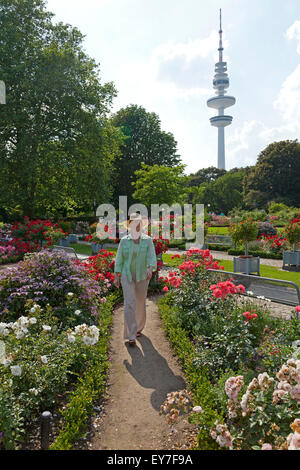 Donna al parco 'parco Planten un Blomen", Amburgo, Germania Foto Stock