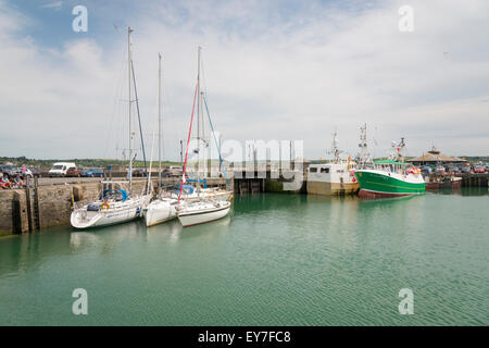 Yacht e Barche da pesca ormeggiate nel porto a Padstow Regno Unito Foto Stock