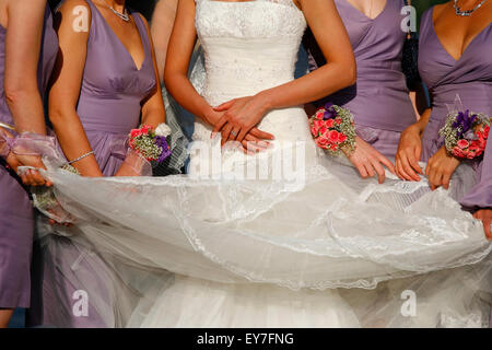 Sposa con damigelle al matrimonio Foto Stock