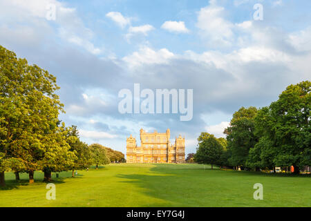 Wollaton Park con Wollaton Hall, in piedi su una collina nella distanza. Wollaton Park, Nottingham, Inghilterra, Regno Unito Foto Stock