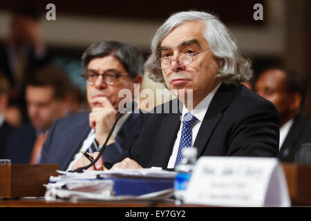 Washington, DC, Stati Uniti d'America. 23 Luglio, 2015. Segretario di energia Ernest Moniz testimonia davanti al Senato Comitato delle Relazioni Estere circa l'Iran accordo nucleare (credito Immagine: © James Berglie tramite filo di ZUMA) Credito: ZUMA Press, Inc./Alamy Live News Foto Stock