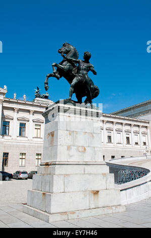 Statua di bronzo di un cavallo tamer al di fuori del Parlamento austriaco a Vienna, in Austria Foto Stock