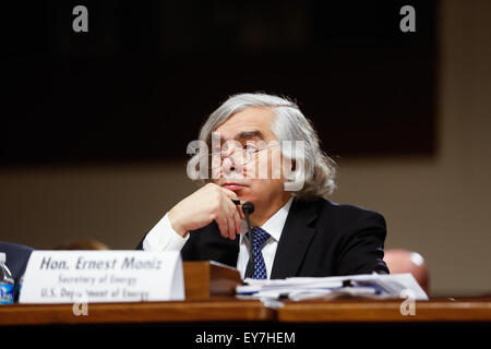 Washington, DC, Stati Uniti d'America. 23 Luglio, 2015. Segretario di energia Ernest Moniz testimonia davanti al Senato Comitato delle Relazioni Estere circa l'Iran accordo nucleare (credito Immagine: © James Berglie tramite filo di ZUMA) Credito: ZUMA Press, Inc./Alamy Live News Foto Stock