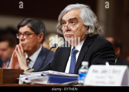 Washington, DC, Stati Uniti d'America. 23 Luglio, 2015. Segretario di energia Ernest Moniz testimonia davanti al Senato Comitato delle Relazioni Estere circa l'Iran accordo nucleare (credito Immagine: © James Berglie tramite filo di ZUMA) Credito: ZUMA Press, Inc./Alamy Live News Foto Stock