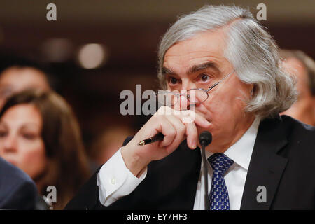 Washington, DC, Stati Uniti d'America. 23 Luglio, 2015. Segretario di energia Ernest Moniz testimonia davanti al Senato Comitato delle Relazioni Estere circa l'Iran accordo nucleare (credito Immagine: © James Berglie tramite filo di ZUMA) Credito: ZUMA Press, Inc./Alamy Live News Foto Stock