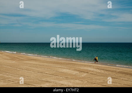 Sesimbra, sa come sabbia fine, acque turchesi e un castello moresco espulso ad alta al di sopra del centro, questo ex villaggio di pescatori offre eccellenti piatti di pesce nei suoi ristoranti sul lungomare. Foto Stock