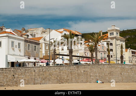 Sesimbra, sa come sabbia fine, acque turchesi e un castello moresco espulso ad alta al di sopra del centro, questo ex villaggio di pescatori offre eccellenti piatti di pesce nei suoi ristoranti sul lungomare. Foto Stock