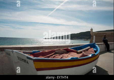 Sesimbra, sa come sabbia fine, acque turchesi e un castello moresco espulso ad alta al di sopra del centro, questo ex villaggio di pescatori offre eccellenti piatti di pesce nei suoi ristoranti sul lungomare. Foto Stock