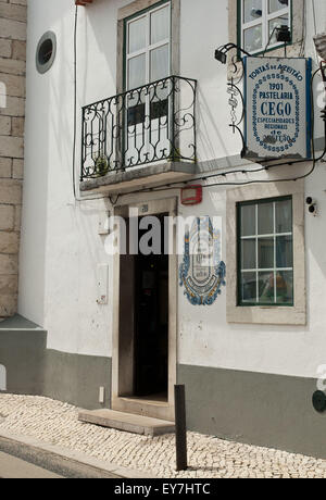 Azeitão è una parrocchia civile nel Comune di Setubal, Portogallo. Essa è stata costituita nel 2013 dalla fusione delle ex parrocchie di São Lourenço e São Simão. La popolazione del 2011 è stata 18,877 una zona di 69.32 km². Essa è composta da un gruppo di piccoli "aldeias' o piccoli villaggi, alcuni di questi sono: Vila Fresca de Azeitão, Vila Nogueira de Azeitão, Brejos de Azeitão, Aldeia de Irmãos, Vendas de Azeitão. Due delle città più vicine sono Setúbal palmela e. Foto Stock