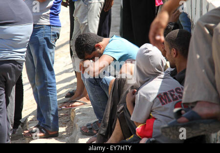 Il Cairo, Egitto. 23 Luglio, 2015. Persone, tra parenti, reagiscono lungo durante una ricerca per le vittime di una collisione in barca sul fiume Nilo in Warraq area di Giza, a sud del Cairo, Egitto, 23 luglio, 2015. Almeno 15 persone sono annegate quando la piccola barca entra in collisione con una chiatta e ribaltati sul Fiume Nilo vicino al Cairo il mercoledì sera, Egitto il ministero degli Interni ha detto in una dichiarazione (immagine di credito: credito: Stringer/APA immagini via ZUMA filo/Alamy Live News) Foto Stock