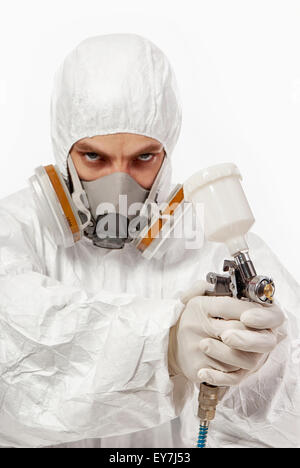 Lavoratore con aerografo pistola, isolati su sfondo bianco Foto Stock