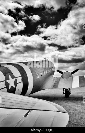 Douglas Dakota C-47 / DC-3 velivolo da trasporto a Bicester festival volano. Bicester Heritage Centre, Oxfordshire, Inghilterra Foto Stock