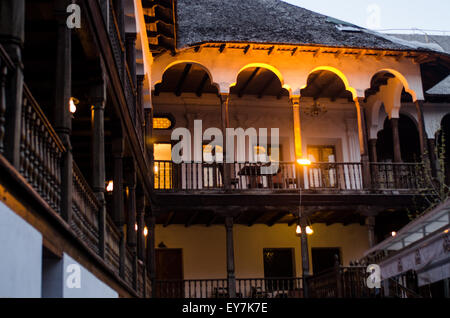 Splendida architettura coloniale con luci calde che illuminano i balconi durante il crepuscolo in una città storica Foto Stock