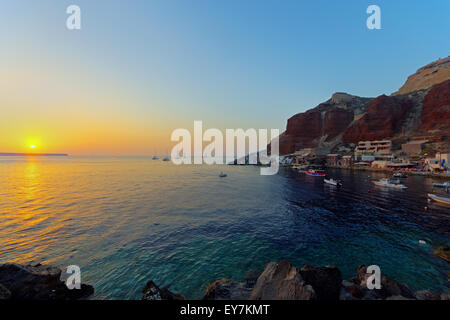 Il villaggio di Ammoudi su Santorin visto al tramonto Foto Stock