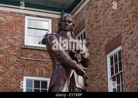 Il Oliver Cromwell statua di fronte all'Accademia di Warrington edificio che è l'ufficio di Warrington Guardian Foto Stock