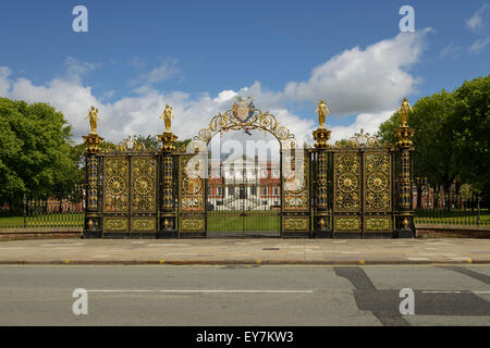 Il Golden Gates al di fuori di Warrington Town Hall CHESHIRE REGNO UNITO Foto Stock