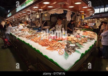 Pesce crudo, Gamberetti Astici granchi, crostacei in La Boqueria mercato alimentare a Barcellona, in Catalogna, Spagna Foto Stock