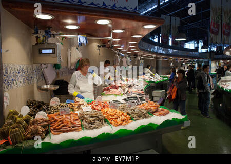 Pesce crudo, Gamberetti Astici granchi, pesci, molluschi in La Boqueria mercato alimentare a Barcellona, in Catalogna, Spagna Foto Stock