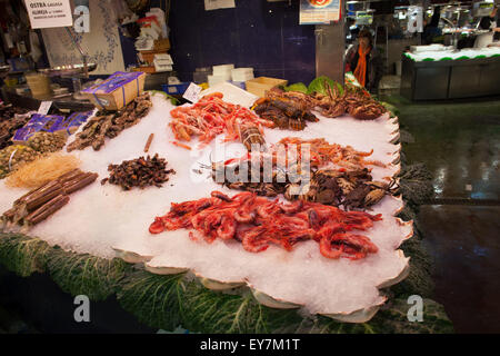 Pesce crudo, Gamberetti Astici granchi, crostacei in La Boqueria mercato alimentare a Barcellona, in Catalogna, Spagna Foto Stock
