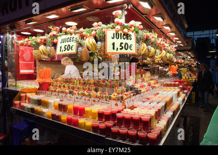 Succhi di frutta fresca in La Boqueria mercato alimentare a Barcellona, in Catalogna, Spagna Foto Stock