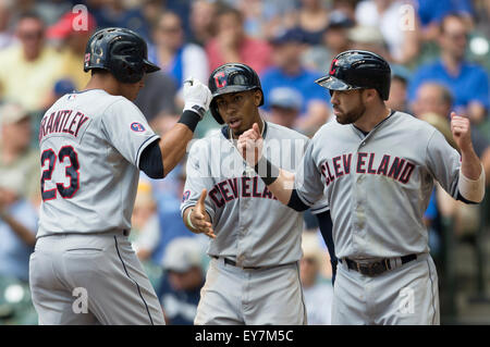 Milwaukee, WI, Stati Uniti d'America. 22 Luglio, 2015. Cleveland Indians sinistra fielder Michael Brantley #23 si congratula dopo aver colpito un home run da compagni di squadra Jason Kipnis #22 e Francisco Lindor #12 durante il Major League Baseball gioco tra il Milwaukee Brewers e Cleveland Indians a Miller Park di Milwaukee, WI. John Fisher/CSM/Alamy Live News Foto Stock