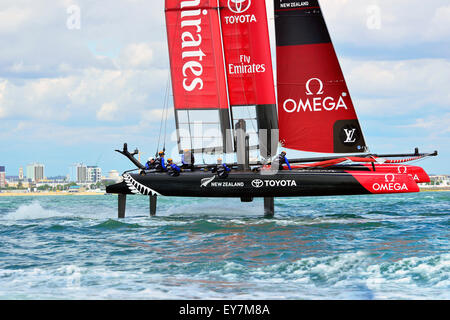 Louis Vuitton America's Cup World Series di Portsmouth, Hampshire, Regno Unito - 23 luglio 2015 Louis Vuitton America's Cup World Series di Portsmouth. La parata di vela e di pratica racing ha avuto luogo oggi off Southsea comuni all'inizio della Louis Vuitton America's Cup World Series di Portsmouth. Sei squadre sono in concorrenza in Land Rover BAR led da Sir Ben Ainslie, Team Oracle USA, Artemis Racing da Svezia, Emirates Team New Zealand, Team di SoftBank Giappone e Groupama Team Francia tutti vela il 'Flying' AC45f. Credito: Wendy Johnson/Alamy Live News Foto Stock