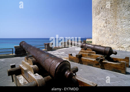 Cannoni antichi, torre dello Sperone, Alghero, Sardegna, Italia Foto Stock