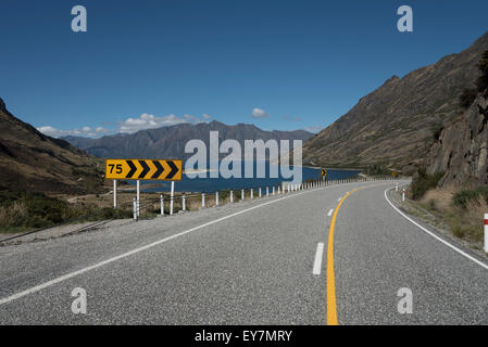 Autostrada 6 proveniente da sopra il collo al Lago Hawea, South Island, in Nuova Zelanda. Foto Stock